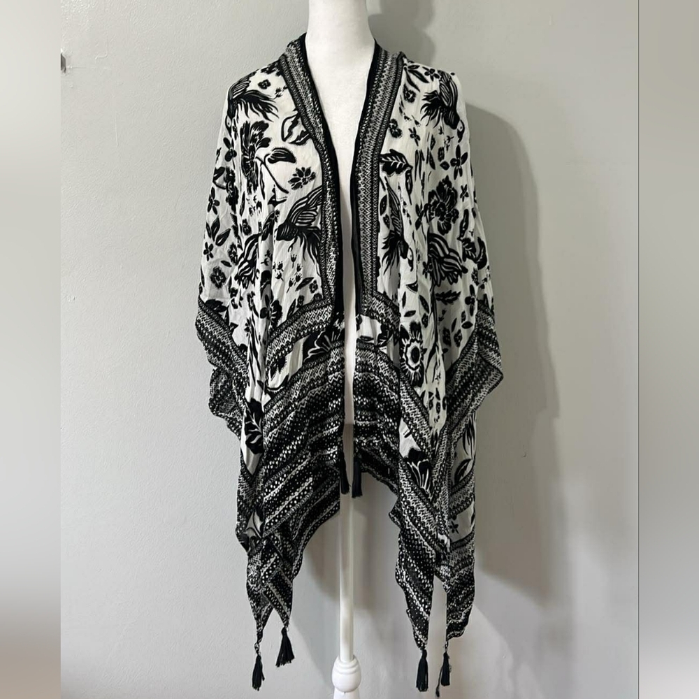 Vince Camuto Black and White  Kimono Ruana | Fringe | Os | NWOT